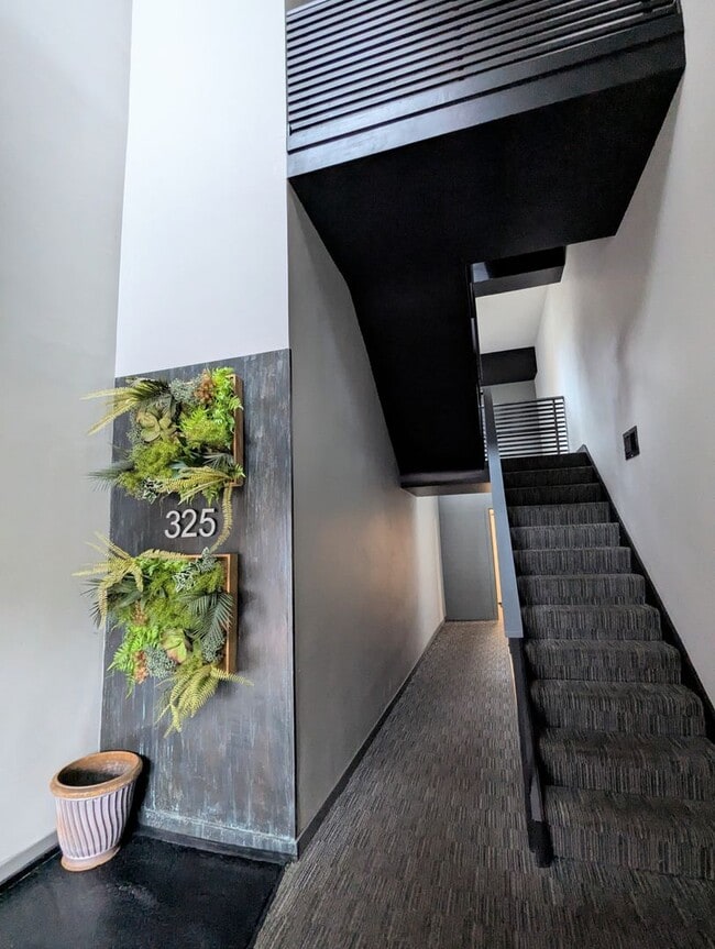 Building Photo - 2 Bedroom 1 Bathroom Loft Apartment (Shadyside)