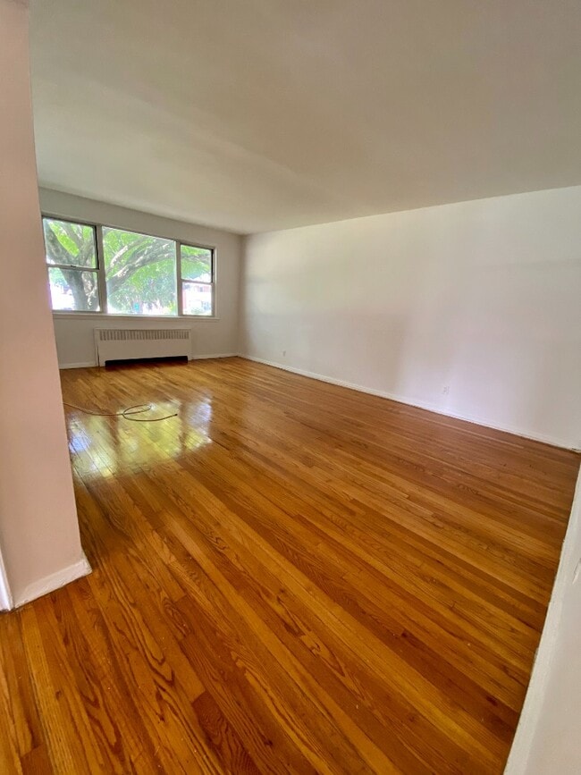 Building Photo - 157 White Plains Rd