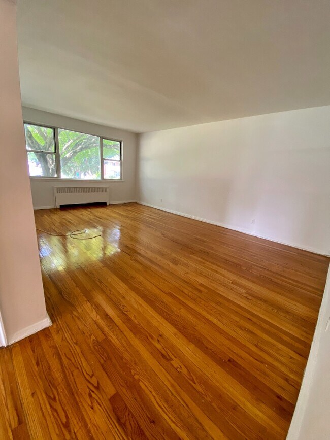Foto del edificio - 157 White Plains Rd
