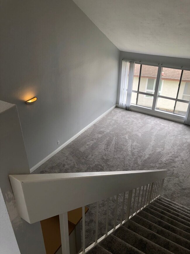 Foto del edificio - Mission Verde Top Floor-End Unit Loft Bedroom Condo in the Heart of Mission Valley near SnapDrago...
