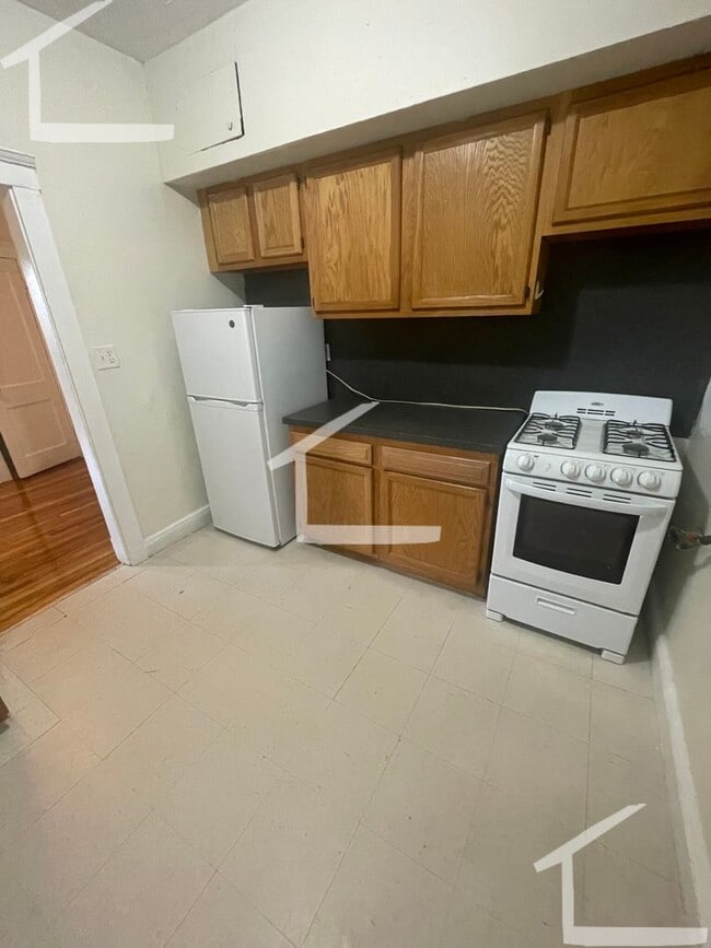 Photo - Large 1 bed unit along the Green Line in B... House