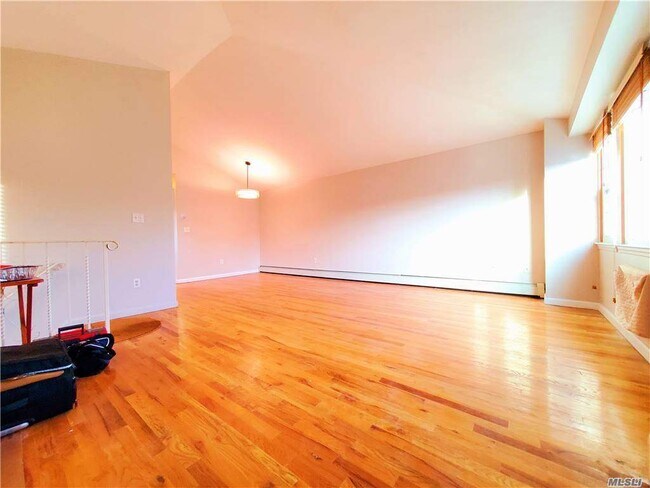 Foto del edificio - 93-15-93-90 90th Ave