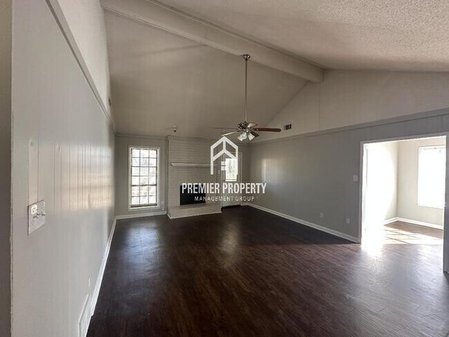 Building Photo - 3842 Lucerne Dr