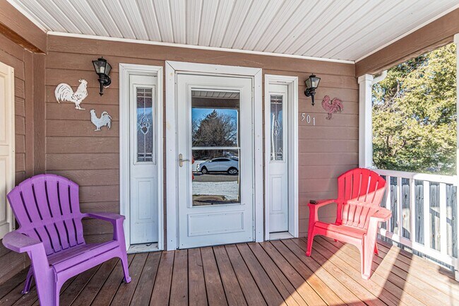Building Photo - Duplex with fenced in yard