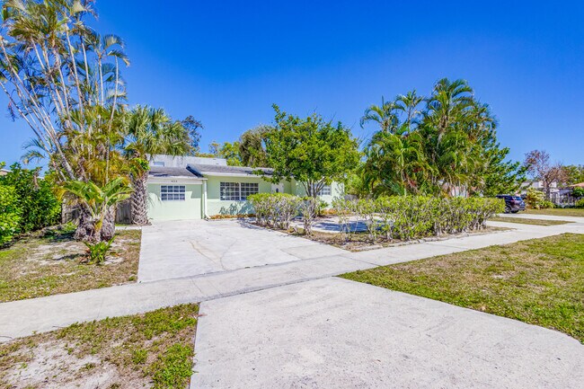 Building Photo - 423 Date Palm Dr