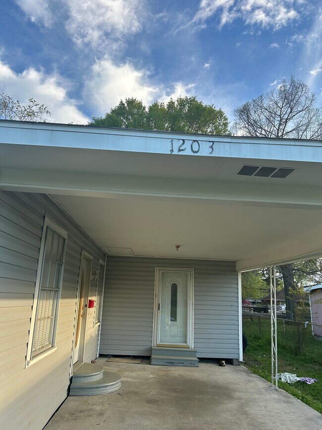 Photo - 1203 Court St House