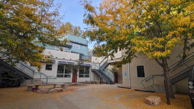 Foto del edificio - 2020 Ionosphere St