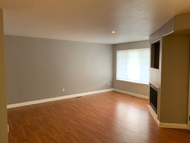 Building Photo - Beautiful Well Maintained 3 bedroom 3.5 ba...