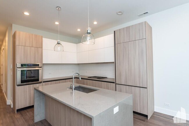 Building Photo - 3 bedroom in Chicago IL 60642