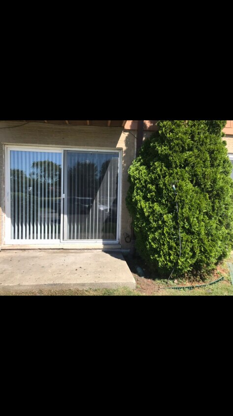 Foto principal - 850 E Old Willow Rd