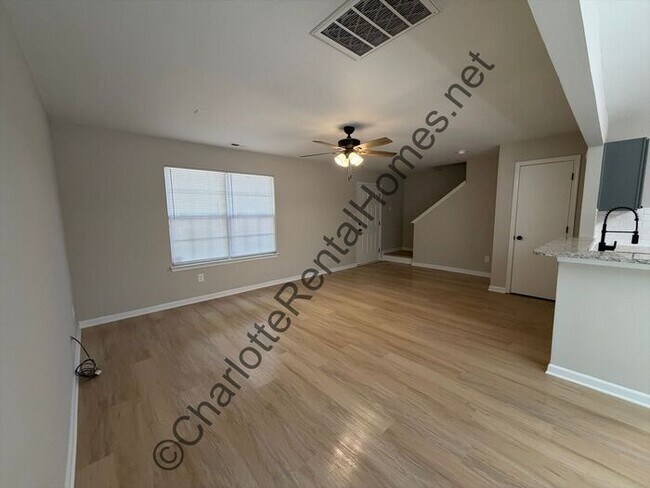 Foto del edificio - Updated 3 bedroom home in Concord with new kitchen & flooring!