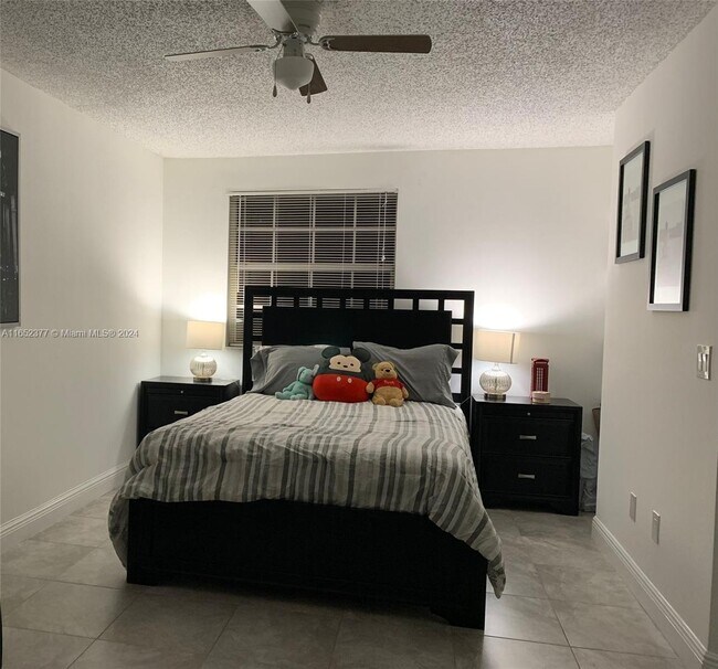 Foto del edificio - 18342 NW 68th Ave