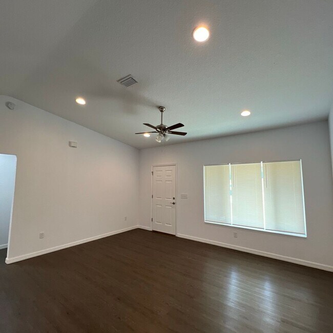 Foto del edificio - BEAUTIFUL 3 Bedroom, 2 Bathroom Home in Oc...