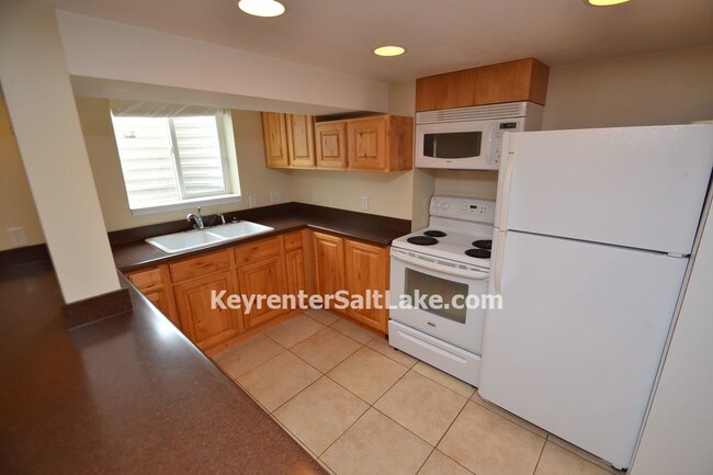 Building Photo - 3008 S Kenwood St