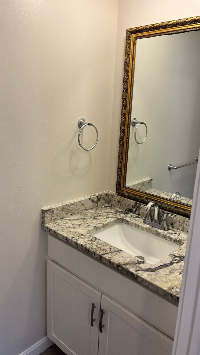 Foto del edificio - 10 Groton Rd