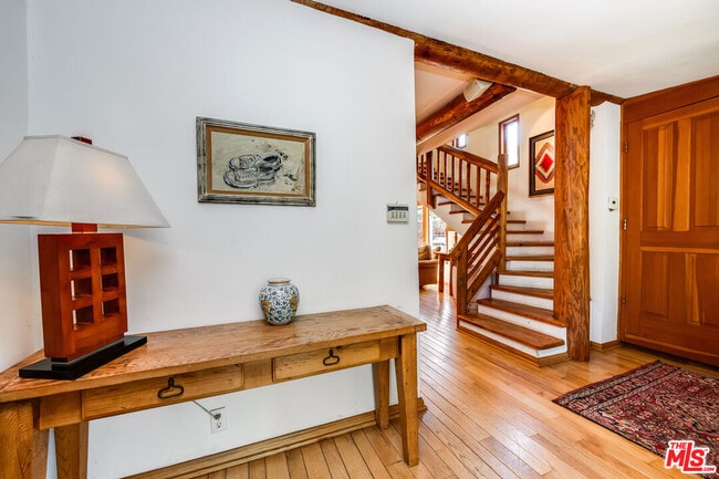 Building Photo - 454 E Rustic Rd