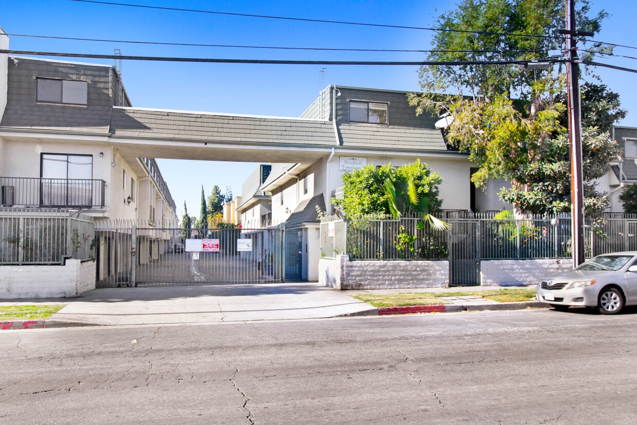 9047 Langdon Ave, North Hills, CA 91343 Townhome Rentals in North