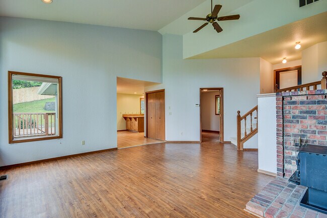 Building Photo - Three bedroom home