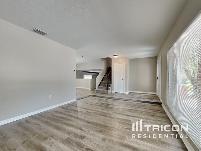 Building Photo - 2213 Kingswood Lane Brandon FL