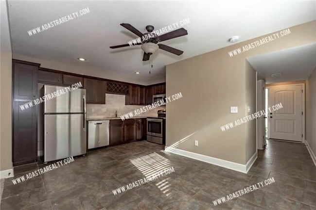 Foto del edificio - Gorgeous Like New KCMO Townhome-Showing NO...