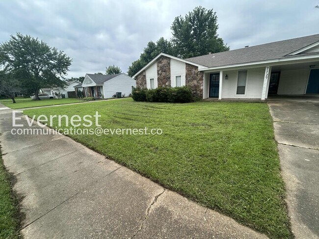 Building Photo - Charming Home with Fenced Yard and Carport / 3 Bed & 2 Bath / Available Now!