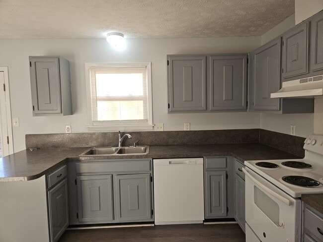 Building Photo - 5845 Hunting Ridge Rd