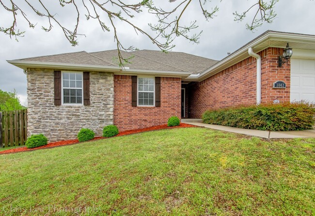 Building Photo - Spacious 3 Bedroom Home on Corner Lot! Must See!