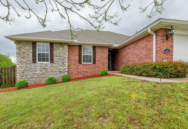 Foto del edificio - Spacious 3 Bedroom Home on Corner Lot! Must See!