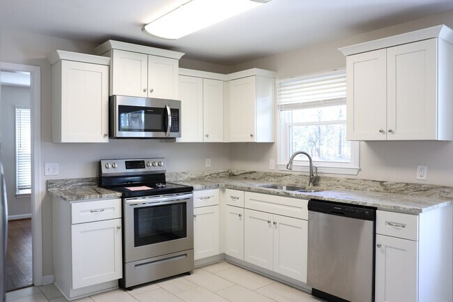 Building Photo - Fabulous neighborhood 4 BR home right on E...