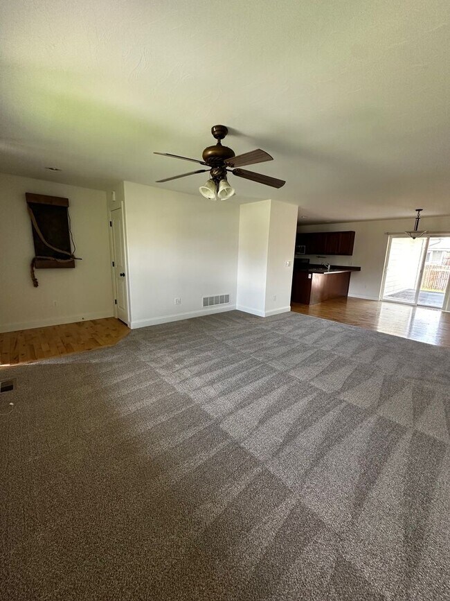 Foto del edificio - Lovely 3 Bedroom Single Level House- Close to Parks and Schools!