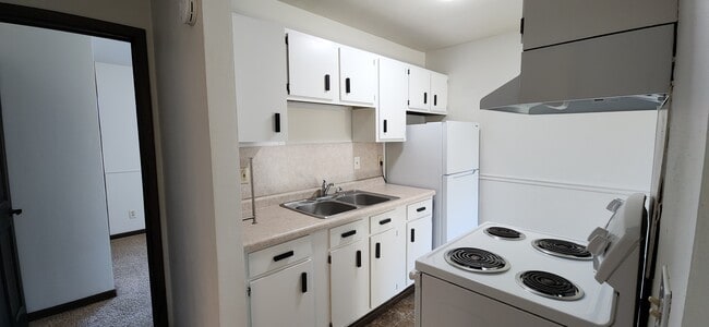 Building Photo - 625 9th St N