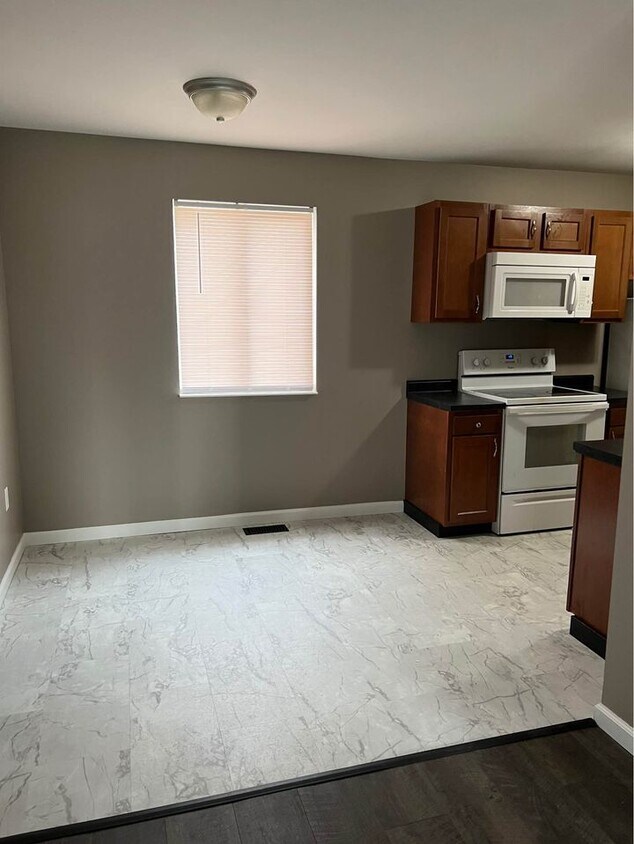 Dining Area - 2275 N Cable Rd