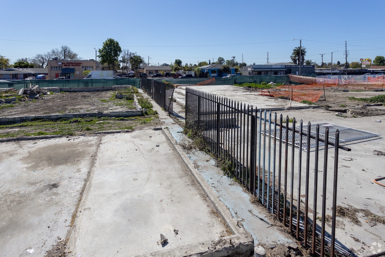 03/2022 - 317 W Alondra Blvd
