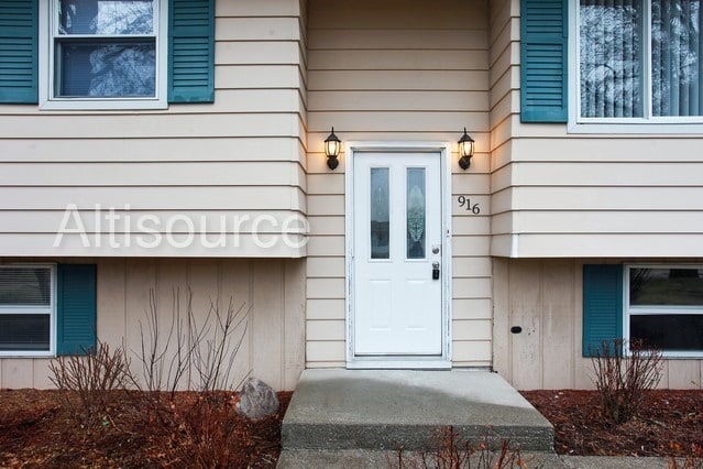 Building Photo - 916 W 68th Pl
