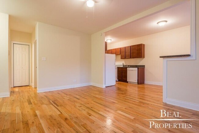 Building Photo - 2 bedroom in CHICAGO IL 60657