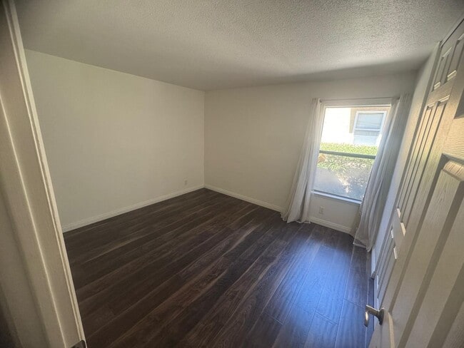 Building Photo - Amazing Deal 1 Bed 1 Bath for Rent Orange ...