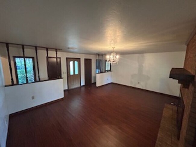 Foto del edificio - Spacious 3-Bedroom Home with Fenced Yard &...