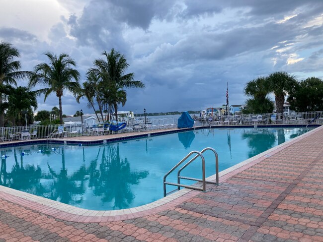 Foto del edificio - 2078 Nettles Blvd