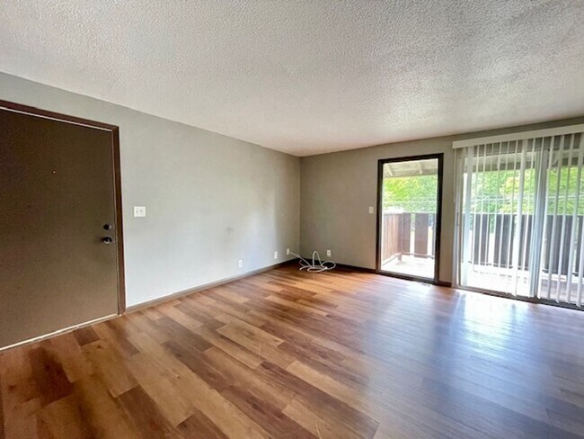 Building Photo - Great 2 Bedroom Available!
