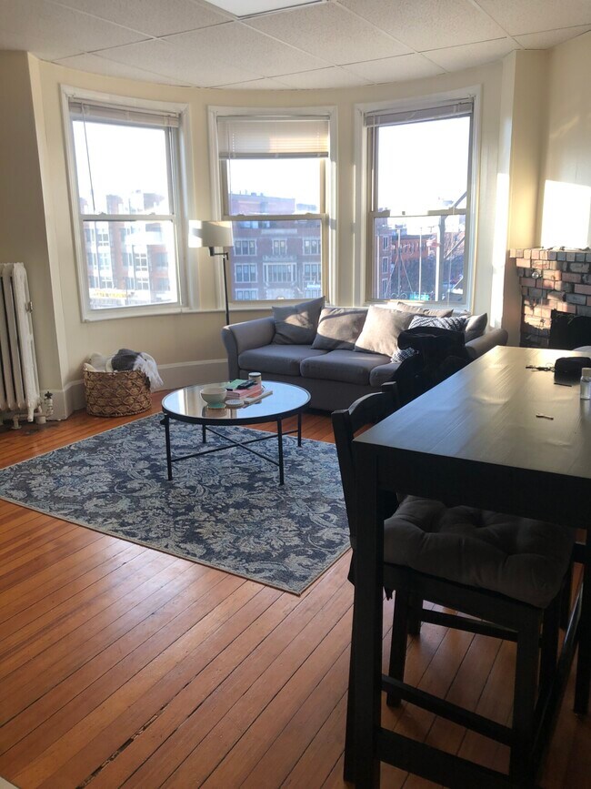 Building Photo - 879 Beacon St