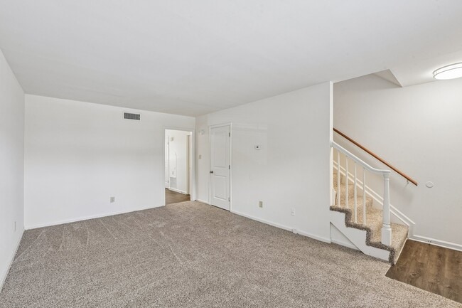 Building Photo - Carriage House