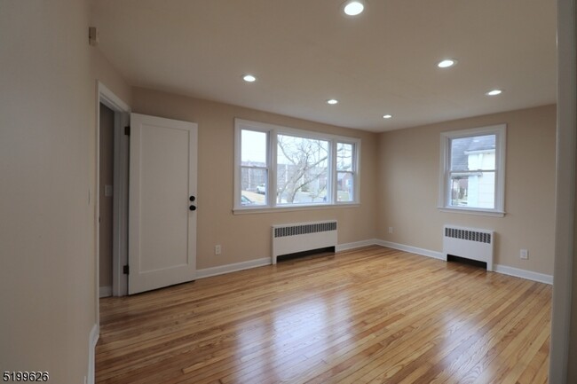 Building Photo - 2126 Leonard Terrace