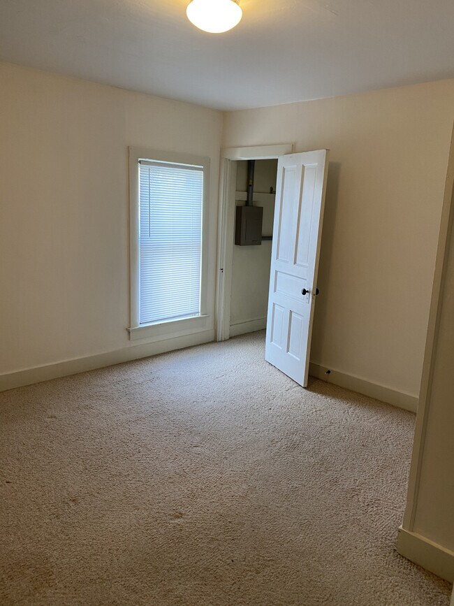 Foto del edificio - 383 1/2 Maple Ave