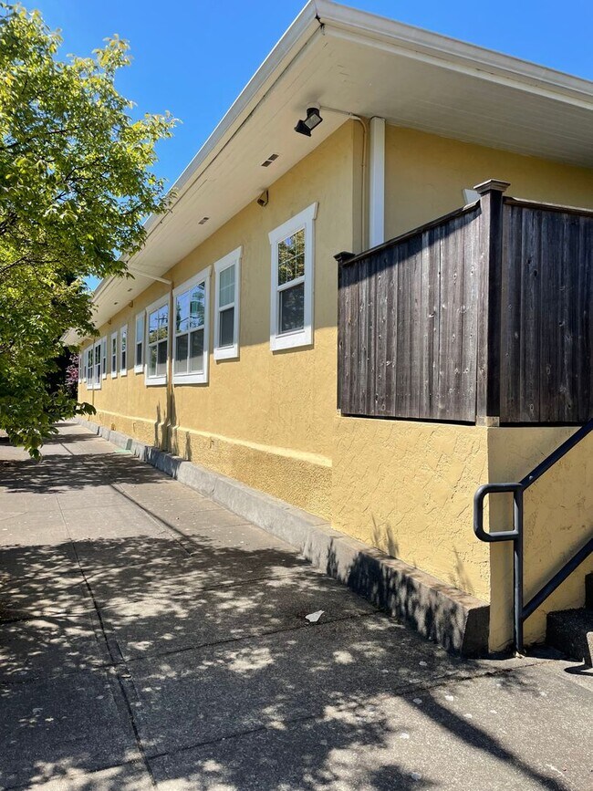 Building Photo - Private 1 bed, 1 bath condo!