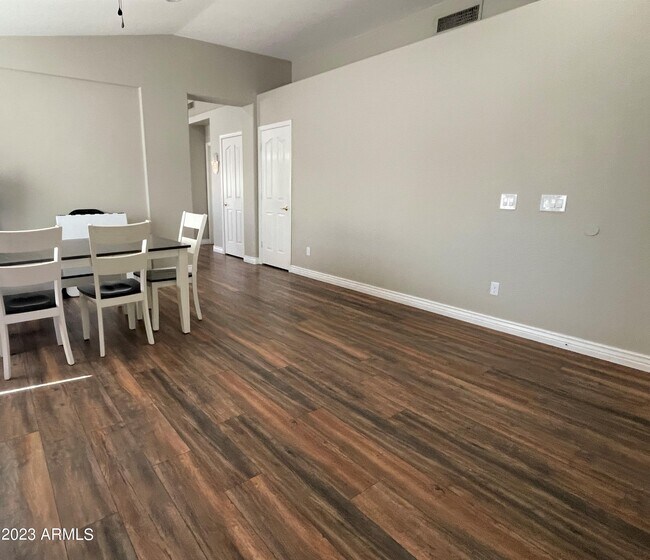 Foto del edificio - 9829 E Knowles Ave