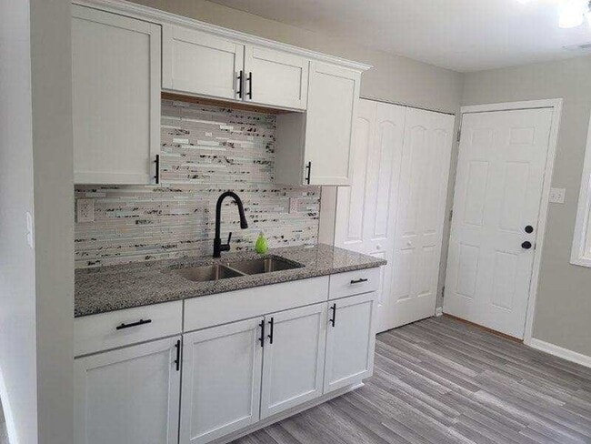 Building Photo - New Rehabbed home close to the train and toll roads