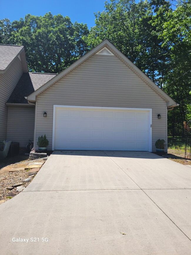 Building Photo - 223 Amherst Ln
