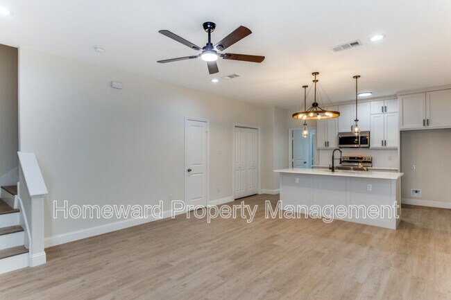 Foto del edificio - 8004 Julie Ave