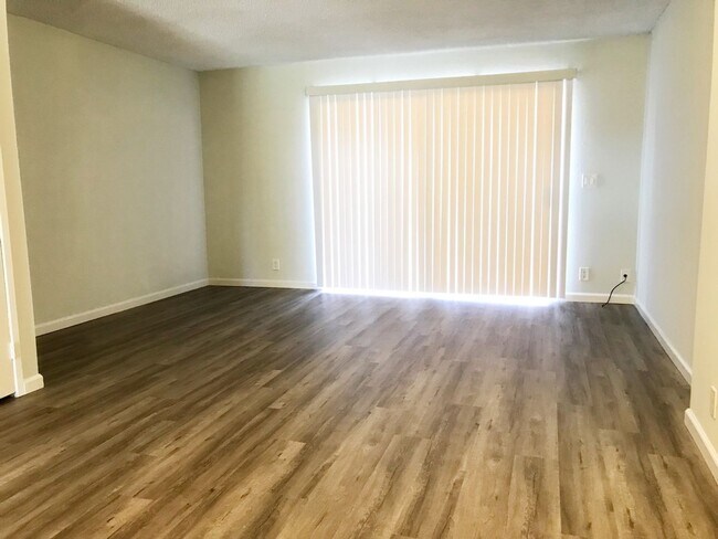 Building Photo - Quiet 2-Story Townhouse with 2-car garage ...