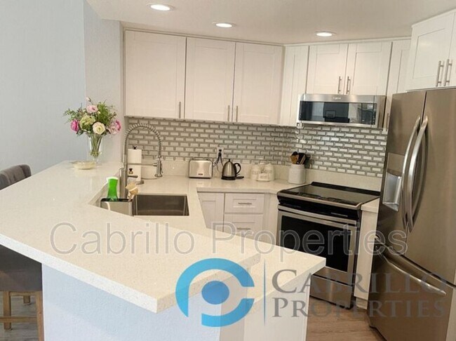 Building Photo - 640 Camino De La Reina